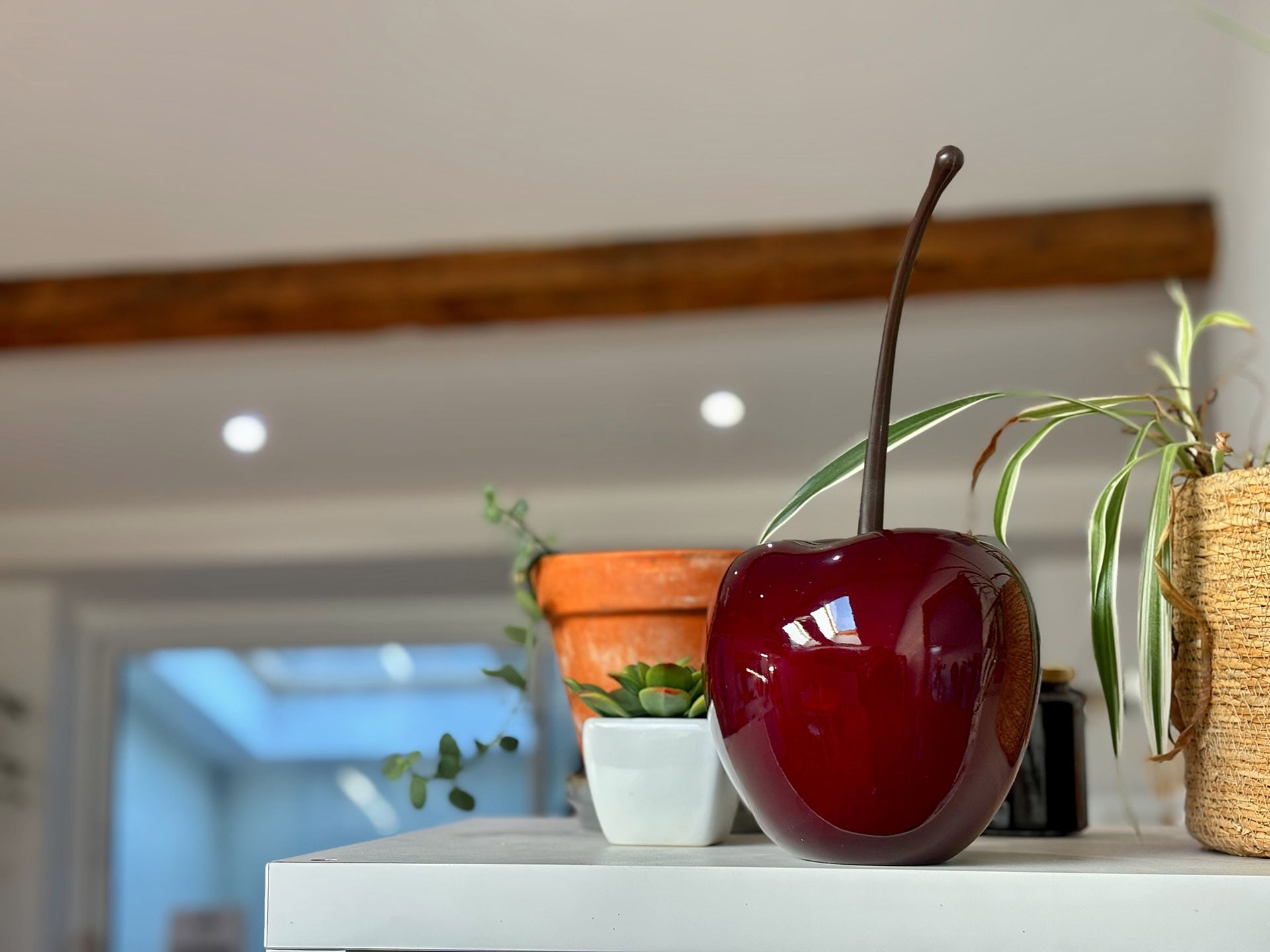 photo d’une sculpture de cerise, emblème de l’agence de relation presse la Cerise à Toulouse