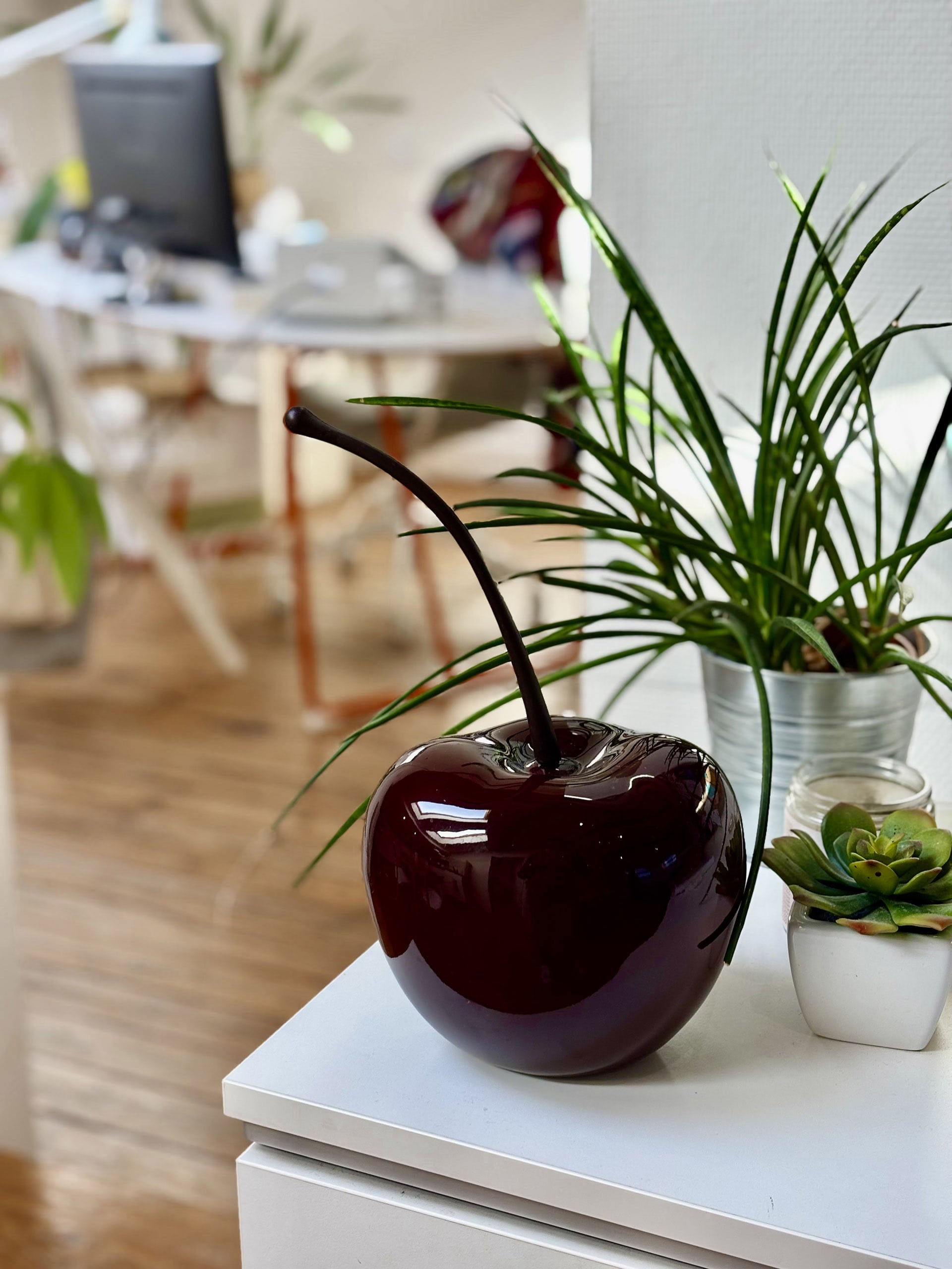 photo d’une sculpture de cerise, emblème de l’agence de relation presse la Cerise à Toulouse