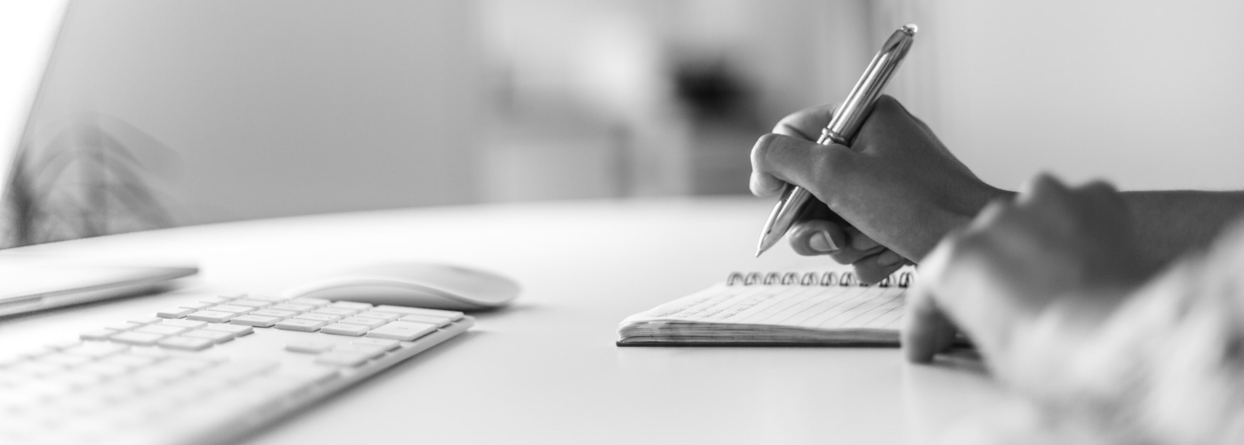 photo d’une attachée de presse rédigeant un communiqué de presse pour l’agence la Cerise à Toulouse