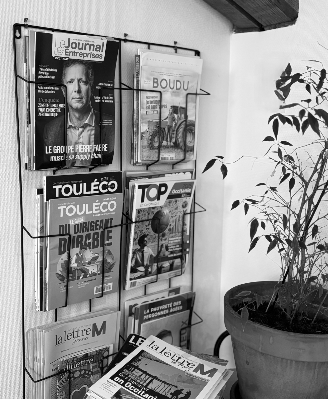 Couvertures de magazines illustrant la visibilité obtenue grâce aux relations presse à Toulouse